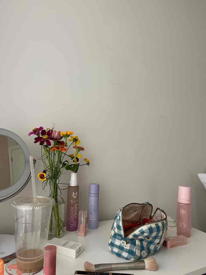 getting ready in the morning is easy when it looks like this #vanity #decor #bedroomdecor #roominspo #vanityinterior #desk 