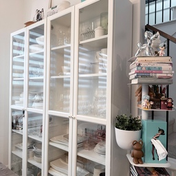 Everything looks calm and organized… until you open the doors 🙈
.
#ikea #ikeakitchen #dishware #hosting #dining #diningroom #home #sweethome