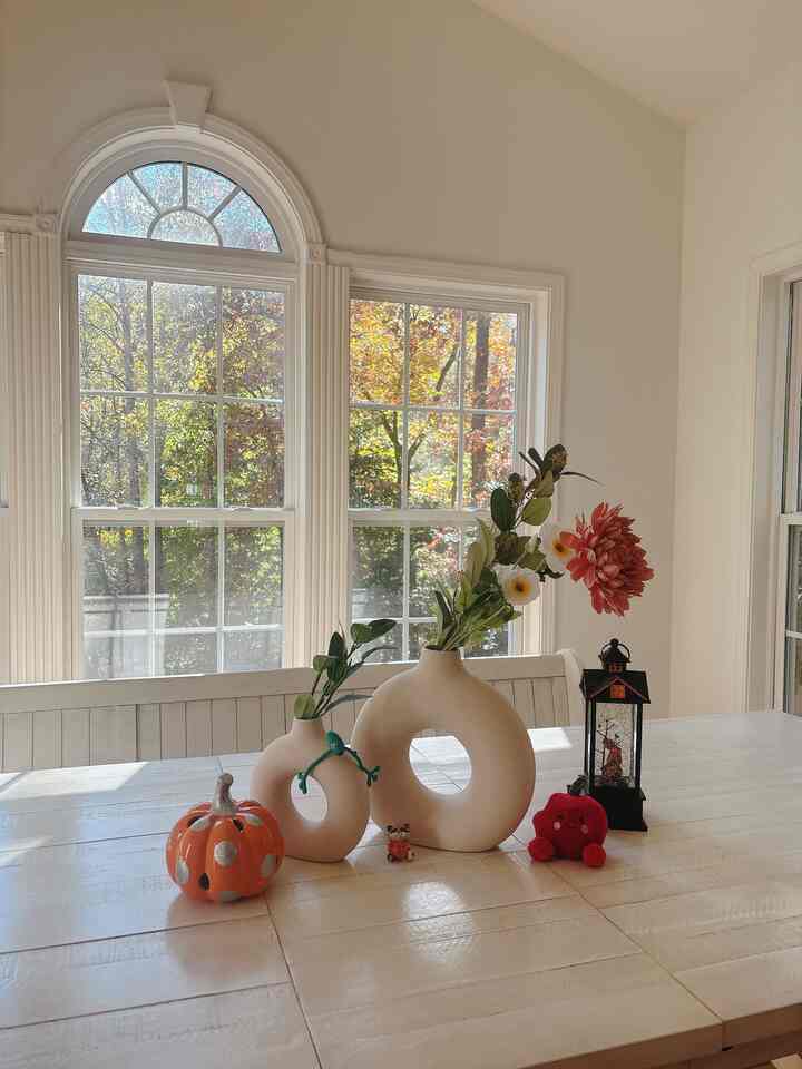 I enjoy moving around my decorations sometimes. Small changes refresh whole space🍁🍂☺️

#autumn #fallinterior #fall #falldecoration #cozyhome #diningtable #diningspace 