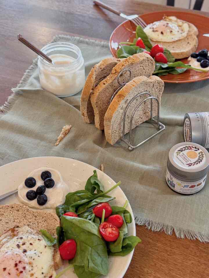 Tak ada yang mengalahkan brunch santai di rumah di akhir pekan 🌿

#weekendbrunch #brunchathome #cozyhome #homecafevibes #kitcheninspo #interiorstyle #weekendvibes #breakfasttable #tablesetting #brunchtime #homedecor #interiorinspo #cozycorner #sunnyhome #sundaybrunch