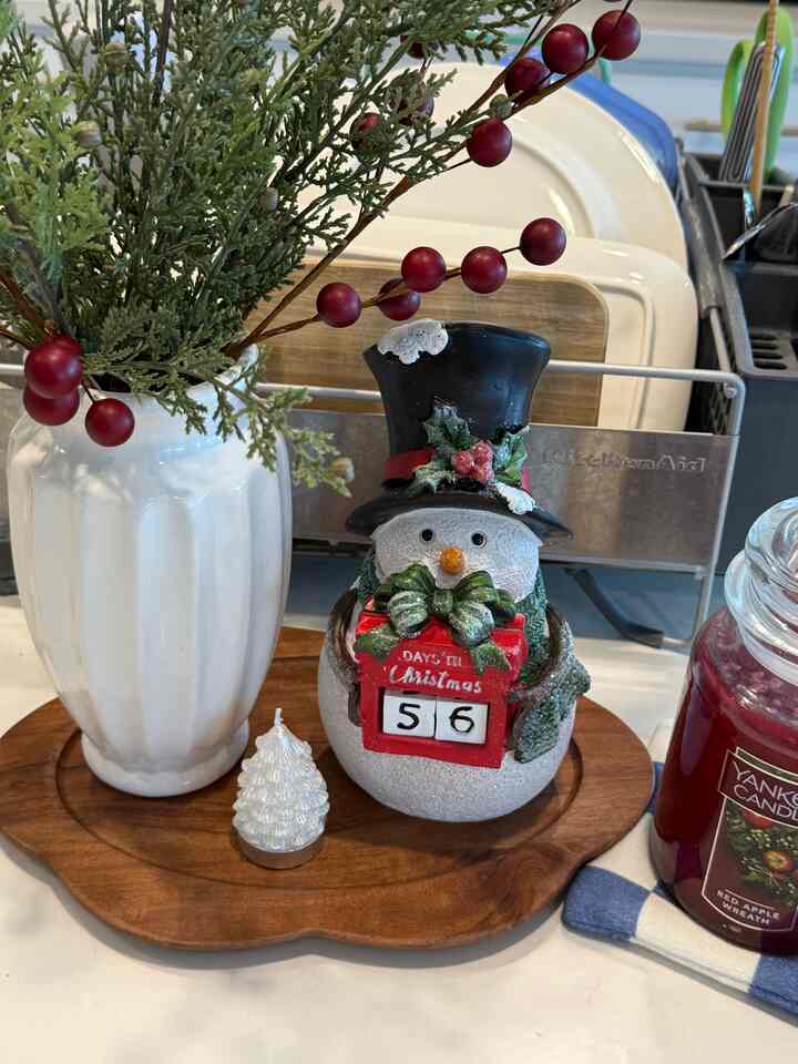 Red everywhere ♥️♥️

#christmasdecor #christmasvibe #kitchendecor #minimalhouse