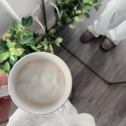 A cozy day at my studio — practicing and having brunch 🧃
#fallinterior #imac #piano #pianoroom #LouisPoulsen #Yamaha #grandpiano #brunch #zarahome #fauxflower #apple #coffee #coffeetime #mugcup #uggslippers #laguiole #jomalone 