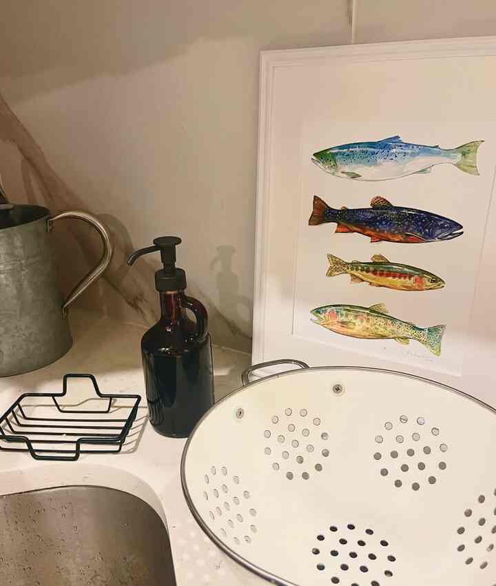 It's not a glamorous image but wanted to share our kitchen as well. Some budget friendly items from ikea and a watercolor print to make it a bit more exciting!
#budgetdecor #kitchendecor #painting