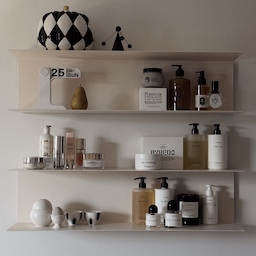 Shelf of taste 🤍
#shelf #shelfie #ikea #shelfdecor #shelfdecoration #perfume #candle #homefragrance #fragrance #cosmetic #calendar #shelfinterior #shelfstyling 