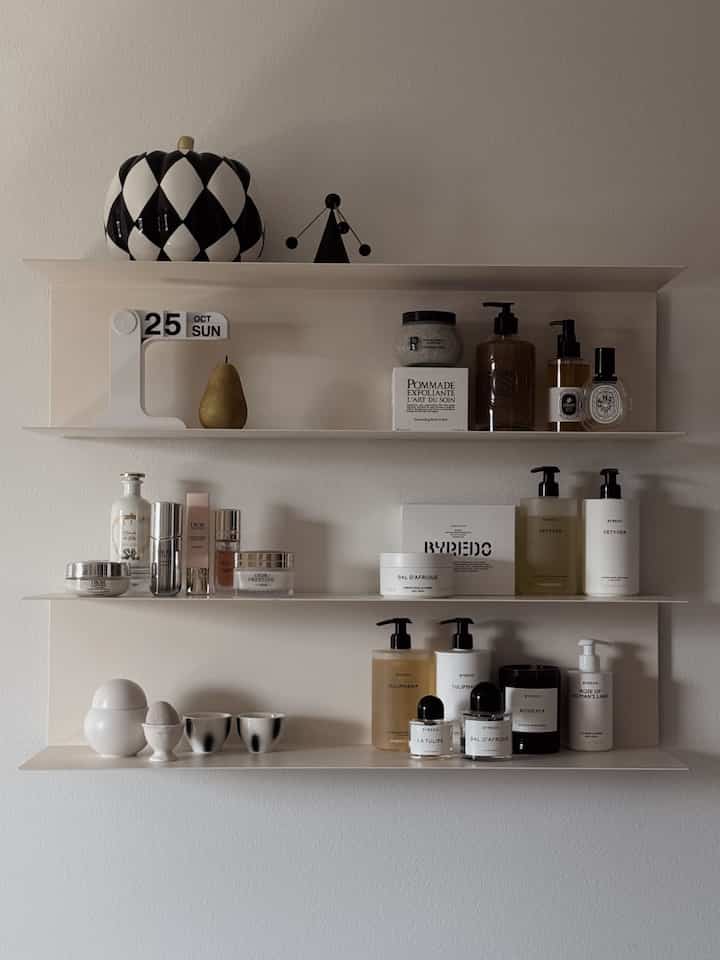 Rak penuh cita rasa 🤍

#rak #shelfie #ikea #shelfdecor #shelfdecoration #perfume #candle #homefragrance #fragrance #cosmetic #calendar #shelfinterior #shelfstyling