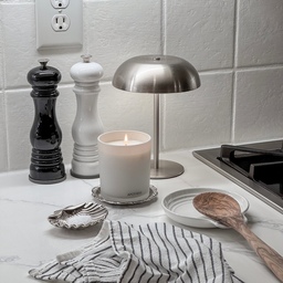 Candlelit cookin’ sesh >>
.
.
.
#candlelit #candle #kitchen #kitcheninspo #minimalistkitchen #minimal #minimalinterior #whiteinterior #portablelamp #lamp 