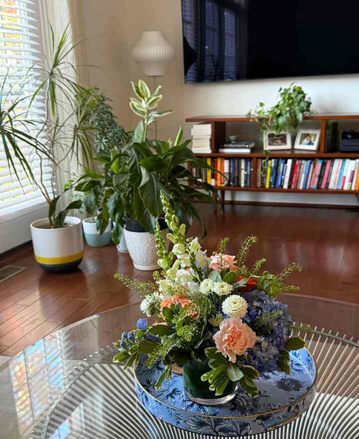 Wedding anniversary flowers💐🧡

#livingroominterior #flowers #greenery #WoodInterior 