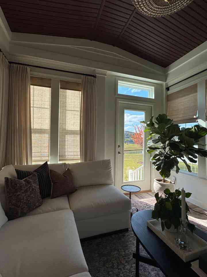 Tenang dan nyaman. Ini adalah tempat favorit untuk menyaksikan pergantian musim.

#ohousecreator #gatherandglow #sunroomstyle #cozycorners #neutraltextures #warmandwelcoming #everydayelegance #attainabledesign #calmspaces
