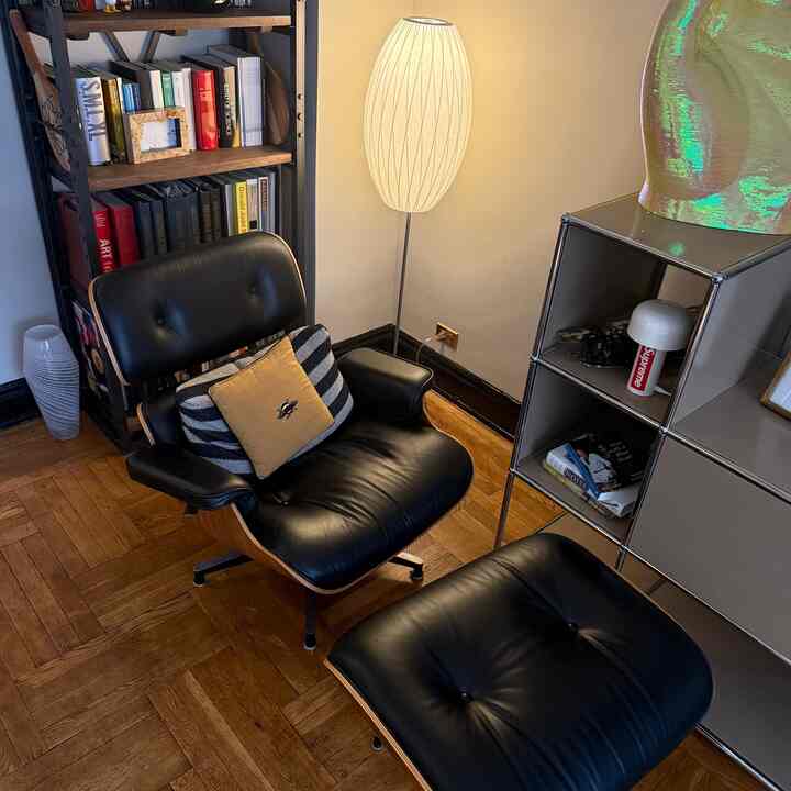 My happy little reading corner 


#readingcorner #readingspace #livingroominterior #readinglight 