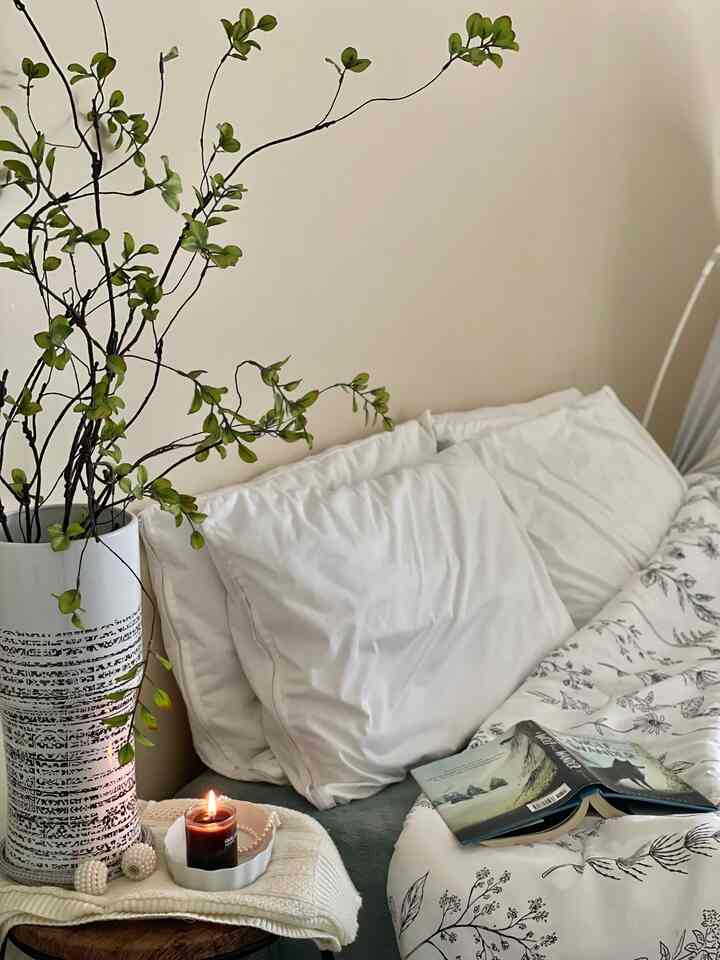 Warm bedding, soft lights, and a good book 📖 — on my days off, I never want to leave the bed.

#CozyBedroom #MinimalistDecor #RoomDecor #candle 