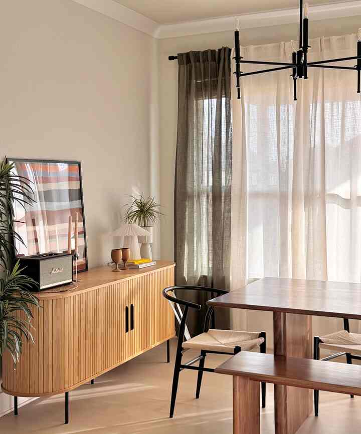 Finally hung the living room curtains I’ve been thinking about for so long. They turned out even cozier and warmer than I imagined, and I’m obsessed! 💚

#cozyhomevibes #warmtoneshome #cozylivingroom #warmandcozy
#homedecorvibes #cozycorner #livingroomdecor