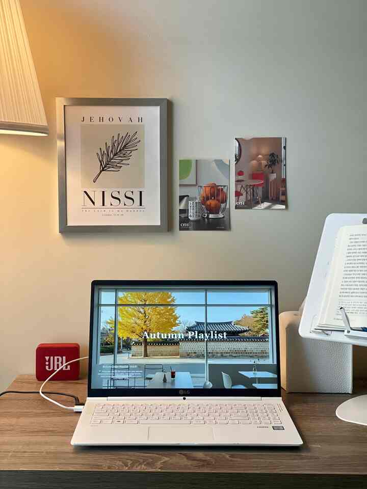 Meja minimalis saya. Saya masih menikmati nuansa musim gugur sambil membaca 🧡🍂

#MejaMinimal #MinimalAesthetic #ReadingVibes #AutumnReading #CozyAutumn #BookLovers #CalmSpace #MinimalLifestyle #WorkspaceInspo #SimpleLiving