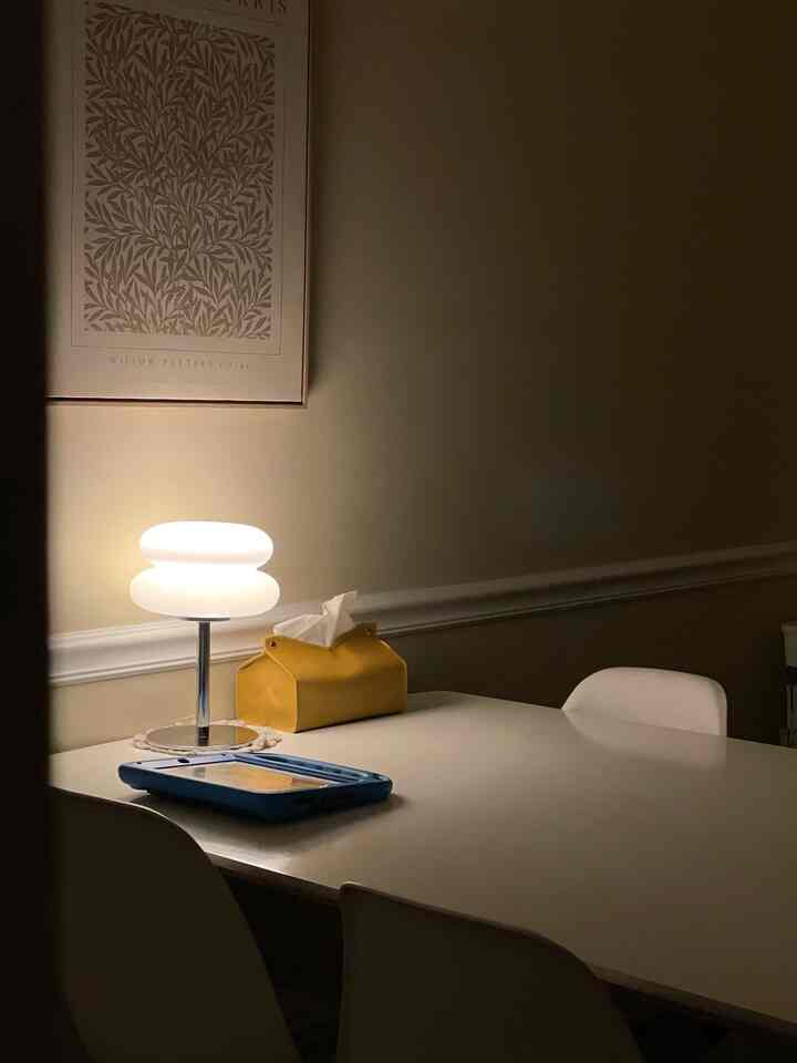 Late at night when everyone is asleep, I found myself smiling as I looked at the traces my child left behind. When my child finally falls asleep, the house suddenly feels quiet and tidy. 

#minimalliving #QuietDiningRoom #PeacefulHome #CalmVibes #CozyDiningSpace #SilentMoments #NighttimeCalm #CozyHomeVibes 