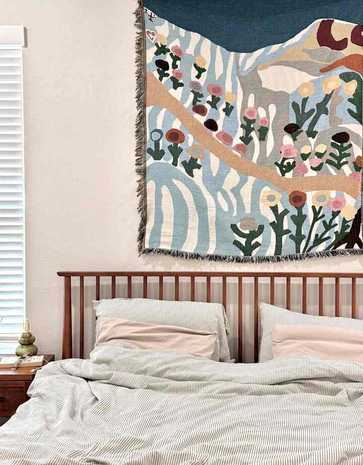 I’m moving the blanket wall art from the living room to the bedroom, and it really refreshes the space!

#homedecor #interiordesign #wallart #blanketart #livingroom #bedroom #cozyhome #homerefresh #interiorinspo #roommakeover #decorvibes #aesthetichome #homestyling
