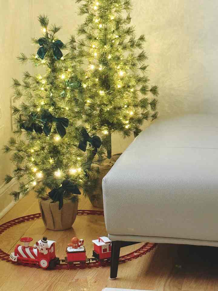 Little by little, our home is starting to feel like Christmas🎄
#christmas #christmasdecor #christmastree #ribbongarland #christmastrain #ribbon