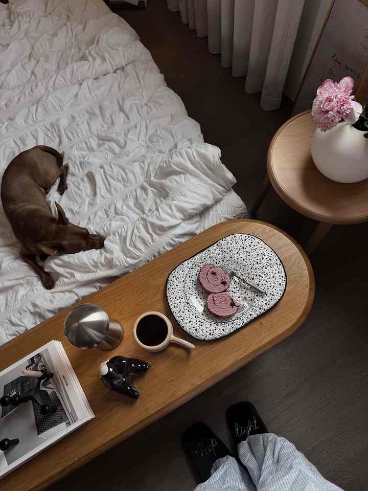 My current favorite little lamp — a cute mushroom-shaped, stainless steel, portable piece that checks every ‘hip’ box. 🩶🩶

#bedroom #bedroominterior #bedroomdecor #lamp #lighting #lightinginterior #ohouseshop #roominspo #autumndecor #incense #coffee #coffeemug #bedding 