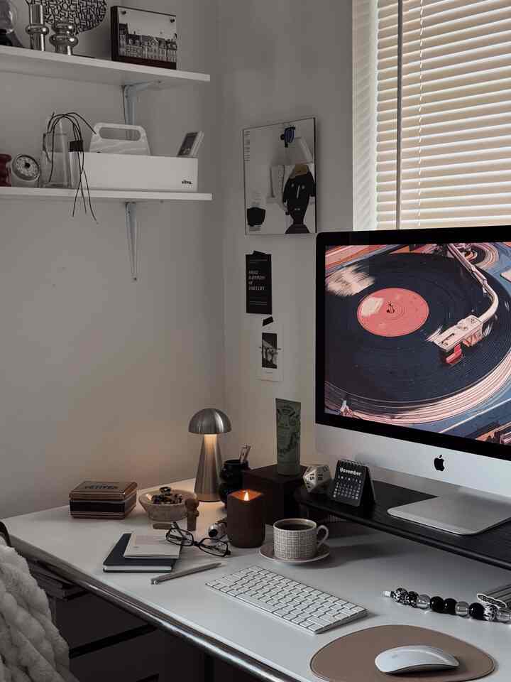 Meja hari ini, dibalut warna cokelat lembut 🤎

#meja #deskterior #deskinterior #desksetup #desklamp #lamp #deskinspo #deskdecor #homeoffice #workspace #workplace #ohouseshop #workfromhome #toolbox #candle #minicalendar #shelf #wallmirror