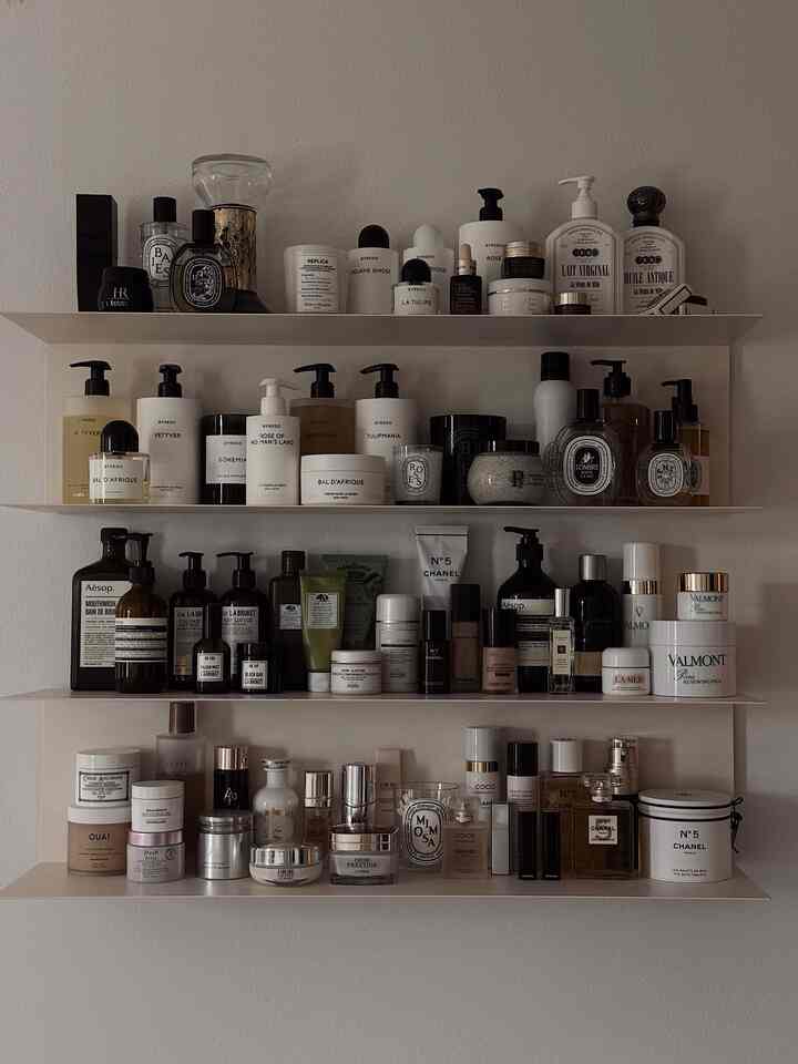 Rak seleraku.

Iya, aku tahu.... Agak berlebihan, kan?? 😅

#rak #shelfdecor #shelfdecoration #shelfie #shelfstyling #beautyfavorites #cosmetics #perfume #candle #homefragrance #fragrance #diffuser #ikeashelf