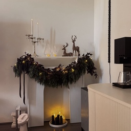 A small change in the corner of my living room. The glow season has begun✨
#Ohouseglow
#moodlighting #cozyconers #glowseason #homeinspiration #livingroom #livingroomdecor #holidayseason #holideaydecor #garland #candleholder #candle #christmasseason 