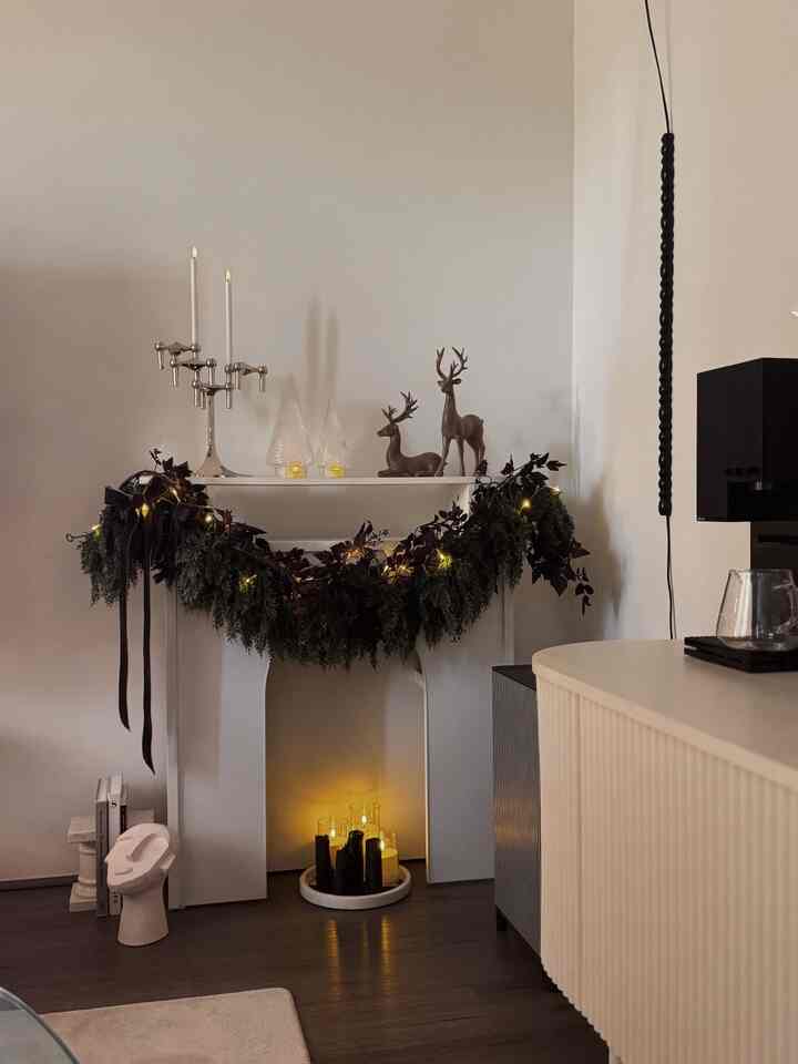 A small change in the corner of my living room. The glow season has begun✨

#Ohouseglow
#moodlighting #cozyconers #glowseason #homeinspiration #livingroom #livingroomdecor #holidayseason #holideaydecor #garland #candleholder #candle #christmasseason 