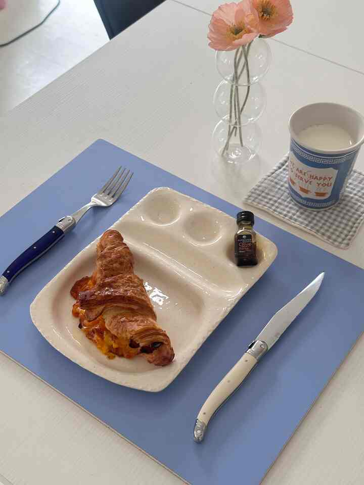 A slow and cozy Saturday lunch with my homemade croissant.
Simple moments at home feel extra special today 😚✨

 #homegratitude  #cozyvibes #thankfulathome #mindfulmoments #homecafe