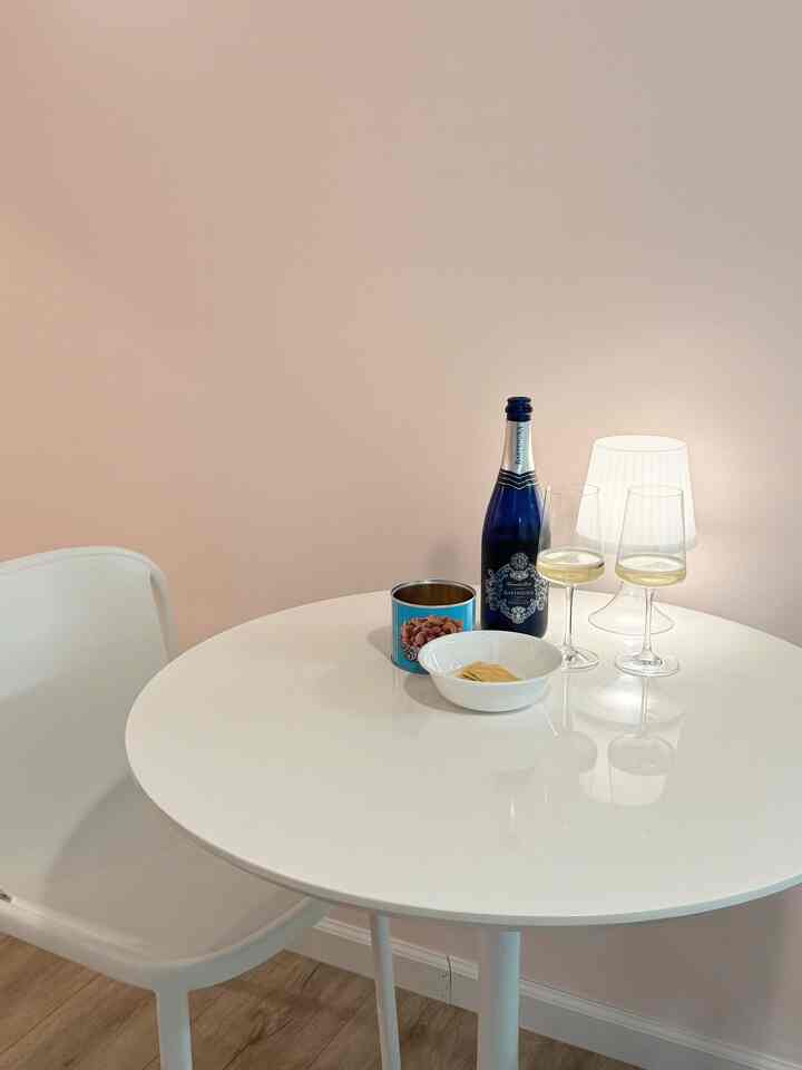 Quick snack and wine time while the kids are playing so well!
Loving our new modern, sleek wine glasses — such a perfect little upgrade!

#wine #whitewine #wineglass #weekend