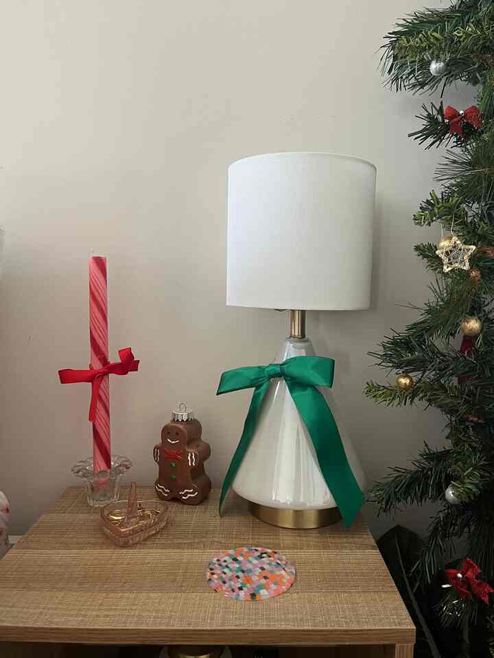 i will always choose a green and red christmas #christmas #christmasdecor #decorations #christmasdecorations #holiday #holidaydecor #bow #bows #garland 