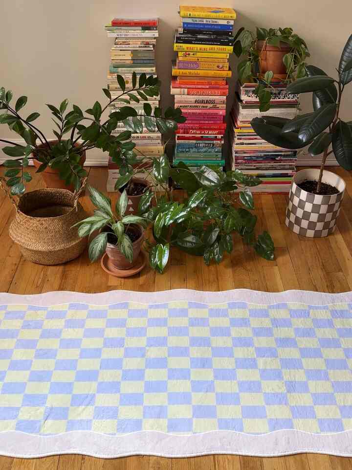 In love with my new rug 💕 #moderneclectic #colorfulhome #livingroom #plants