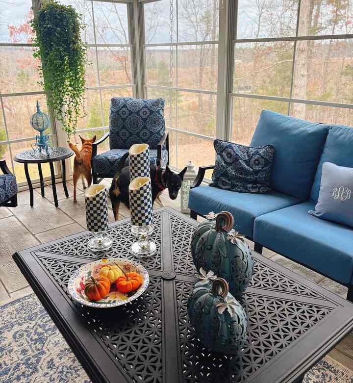 🏠Patio:
Every time we visit my parents-in-law’s house, I end up sitting here to relax. My mother-in-law has such beautiful style, and her decor and interior choices always inspire me. This patio feels both cozy and refreshing.

#holidayhosting #gatherandglow #friendsgiving #thanksgivingdecor #cozyhome #autumndecor #farmhouse #cottage #patio #cozydecor 