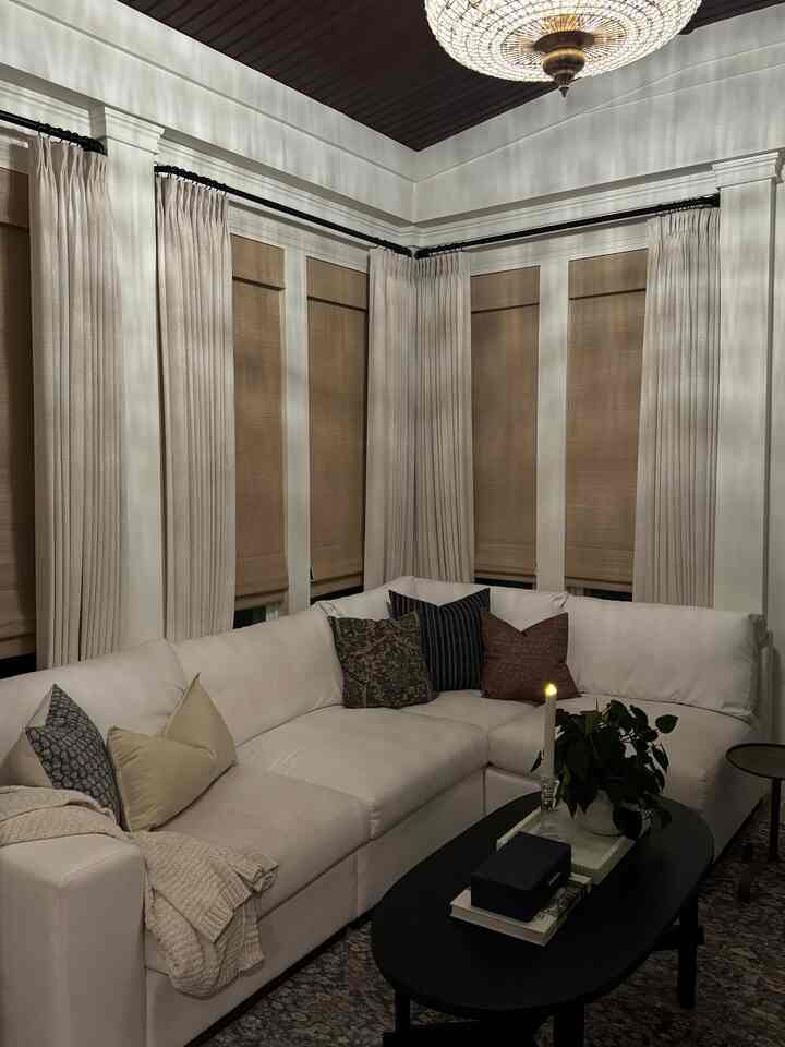 A warm, intimate sunroom becomes a perfect lounge space for evening drinks or a cup of tea in the evening.
#sunroom #lounge #timelessinteriors #classicdecor #warmspaces