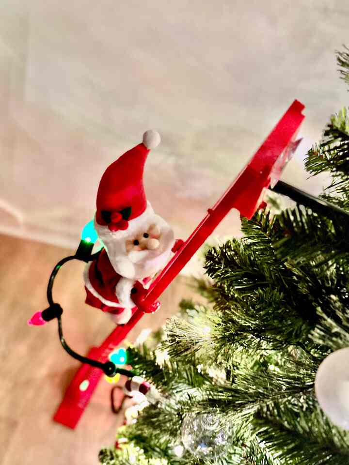 クライミングサンタは我が家の最新のクリスマスデコレーション。もう、サンタなしでは生きていけません！🎅✨ サンタは梯子を登ったり降りたり、カラフルなストリングライトを持って、15曲ものクリスマスソングを演奏してくれるんです。本当に可愛い！

特にサンタが持っているライトが大好きです。ツリーのライトと完璧にマッチして、最高の居心地の良さを演出してくれます。我が家に純粋なホリデーの魔法をもたらしてくれます！🎄🪄

#OhouseHoliday #OhouseTree #OhouseGather #OhouseGlow #CozyHome #OhouseCozy #OhouseGlow #OhouseStyling #moodlighting #cozycorners #glowseason #homeinspiration #christmas #christmasdecor #christmasinterior #holidays #december #winter #cozy #cozyhome #cozydecor #interior #homedecor #クリスマスマ