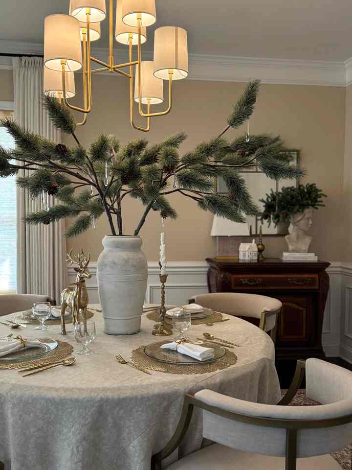 A soft, neutral start to the holiday season.

#ohousecreator #gatherandglow #diningroom #holidayhomeinspo #cozycorners #neutralholidaydecor #ohousegather
