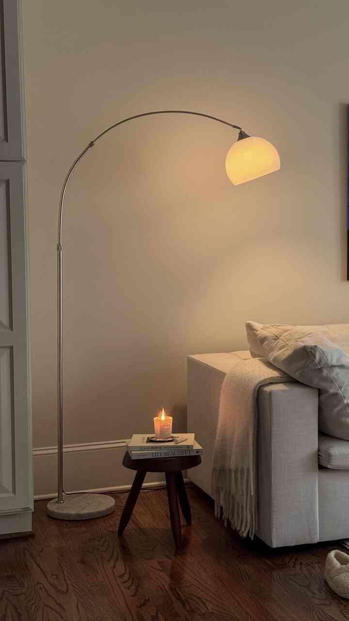 This lamp is literally the protagonist✨
.
.
.
#lamp #floorlamp #lightingdesign #lighting #lightinginspo #homedecor #homeinspo #minimalinterior #ambientlighting #stool #candle #throwblanket #mcm #minimal