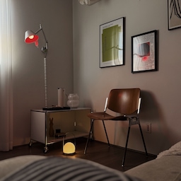 The upstairs living room wrapped in the dusky mood of a late-autumn afternoon.
#livingroom #livingroomdecor #homedecor #chairs #lamp #lighting #lightinginterior #moodlighting #poster #posterframe #vase #midcenturymodern #autumndecor #falldecor 