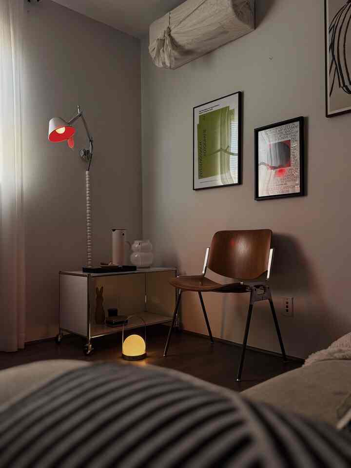 The upstairs living room wrapped in the dusky mood of a late-autumn afternoon.

#livingroom #livingroomdecor #homedecor #chairs #lamp #lighting #lightinginterior #moodlighting #poster #posterframe #vase #midcenturymodern #autumndecor #falldecor 