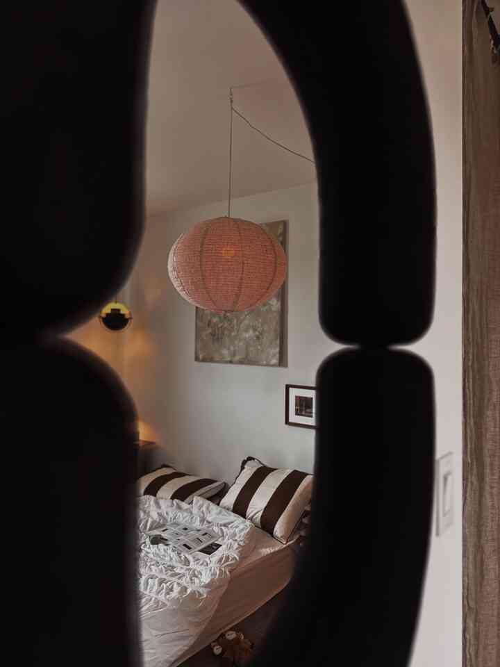 Foto cermin 🖤

#kamar tidur #bedroominterior #bedroomdecor #mirror #wallmirror #pillowcase #bedding #beddingset #posterframe #cavasframe #lamp #moody #moodlighting #bookstand #papershelf #bookshelf #vase #japandi #minimal