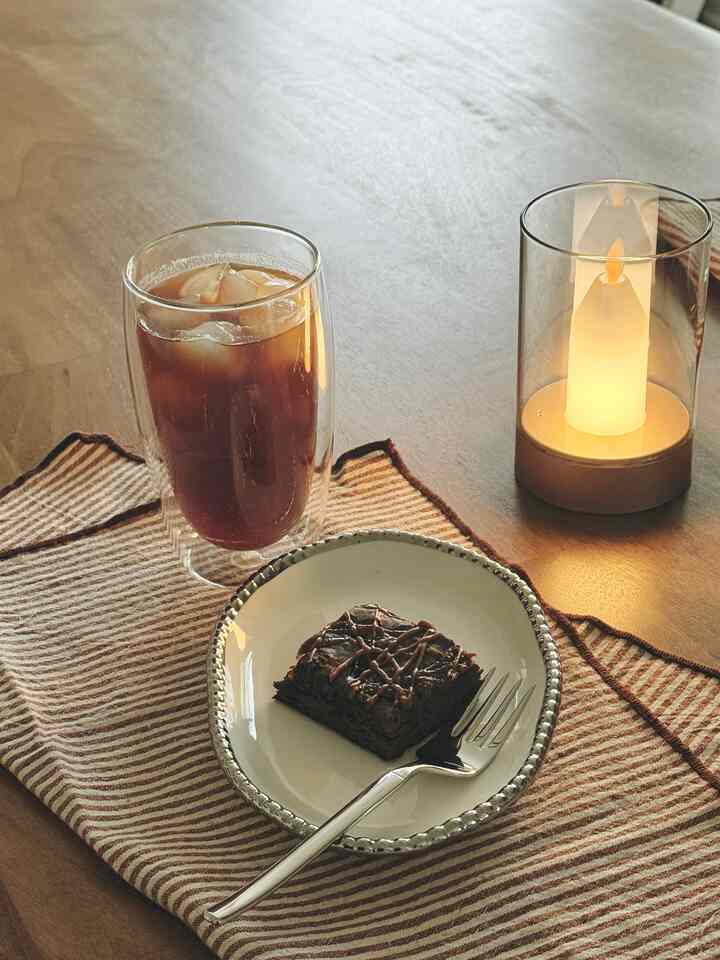 A little dessert break with a friend while the baby naps — and this LED candlelight makes it even cozier 🤎

#ledcandlelight #dessertplate #desserttime #coffeetime #coffeeglass