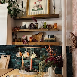 Earthy tones and soft ambient light make this the coziest little spot for an intimate friendsgiving meal for 2 🍂🍁🕯️👯‍♀️
#Ohousegather #Ohouseglow #Ohousegrateful #thanksgivingtable #falldecor #autumndecor #thanksgivingdecor #earthtones #cozy 