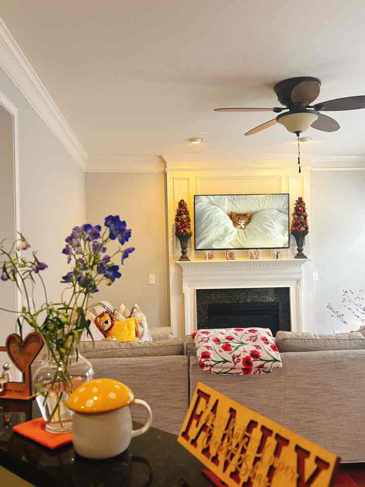 Just a small moment in my day with some calm piano music gives me the energy I need to keep going.
Any moms relate to this feeling?

#cozyhome #livingroom #minimalism #fireplace #autumndecor #falldecor #livingroomdecor