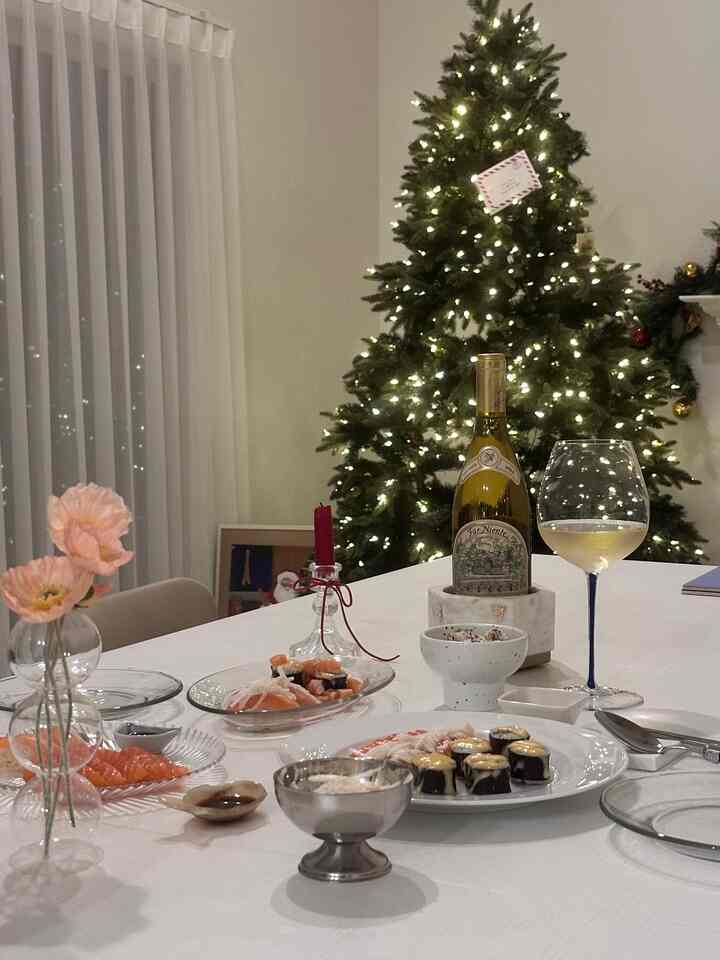 Happy Thanks giving 💚
A quiet pre-holiday evening with my husband, salmon, and a glass of white wine ˚₊·—̳͟͞͞♡
Simple, warm, and enough 🍷🍷


 #OhouseGather #gatherandglow #friendsgiving #thanksgivingdecor #cozyhome #cozyvibes #thankfulathome #mindfulmoments #OhouseGrateful