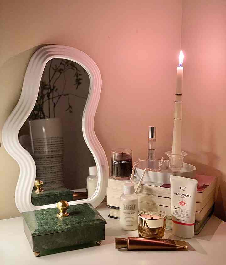 子供が寝静まったので、階下に食器を洗おうとした時に、顔にクリームを塗っていなかったことを思い出しました。ちょっとキャンドルに火を灯してみると、その光は驚くほど美しかったです。

#softlight #candleglow #homelife #interiorvibes #cozyhome #warmhome #simpleliving #minimalhome #calmspace