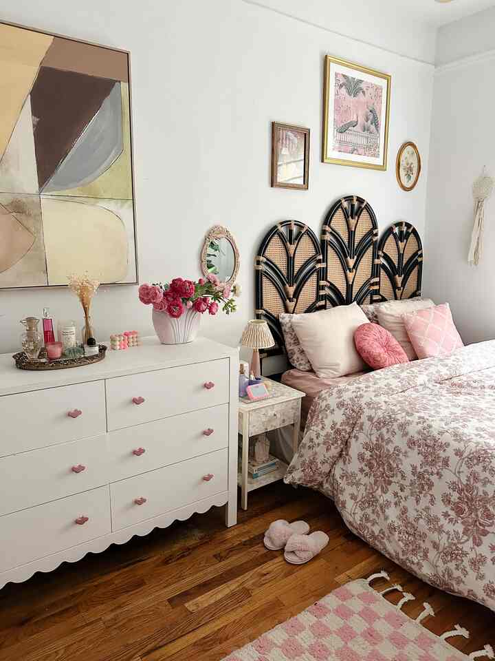 I just love my feminine pinky bedroom so much 🎀 

#colorful #maximalist #bedroom #maximalistbedroom #colorfulhome #pinkbedroom #patternplay 