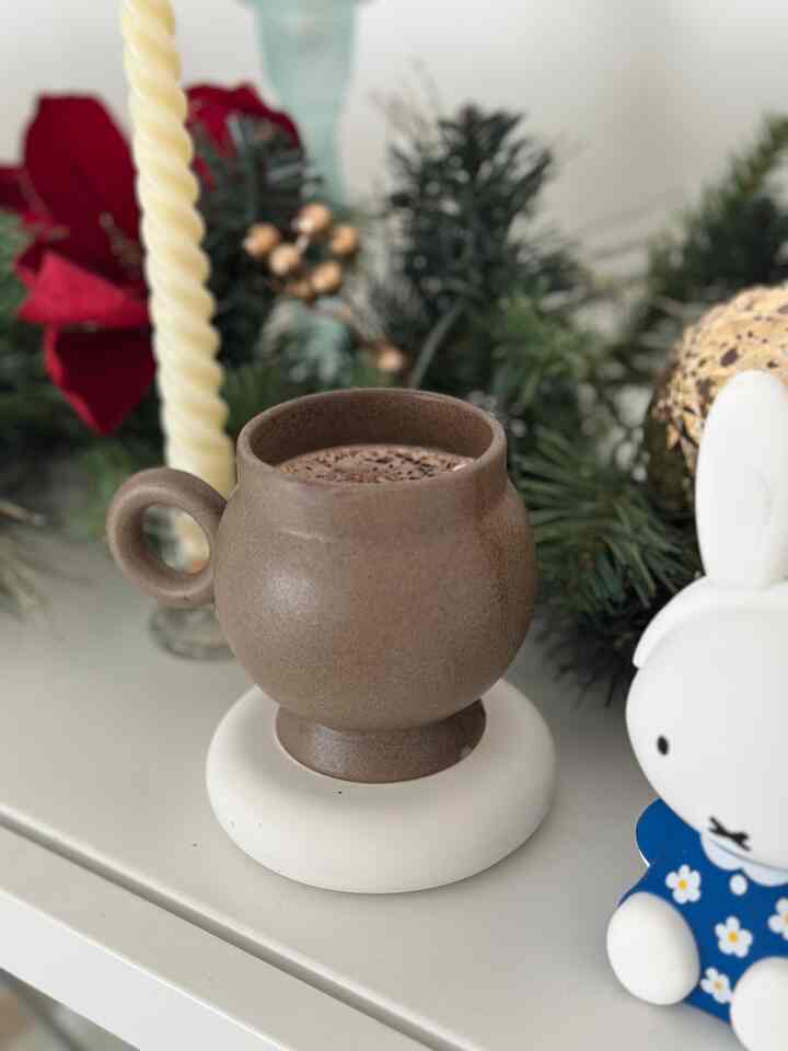 Chicago got covered in snow today, and it was the perfect moment for hot chocolate in my Ohouse mug. Couldn’t have been cozier 🤎

 #mug #cup  #cozycorners #glowseason #homeinspiratio #homegratitude #cozyvibes #thankfulathome #mindfulmoments #OhouseGrateful