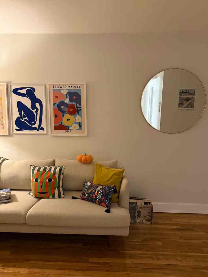 秋のクッションと居心地の良い照明🎃 #moderneclectic #eclecticdecor #colorfuldecor #falldecor #thanksgiving #cozycorners #glowseason #homeinspiration #ohouseglow #softlight #cozy #fall