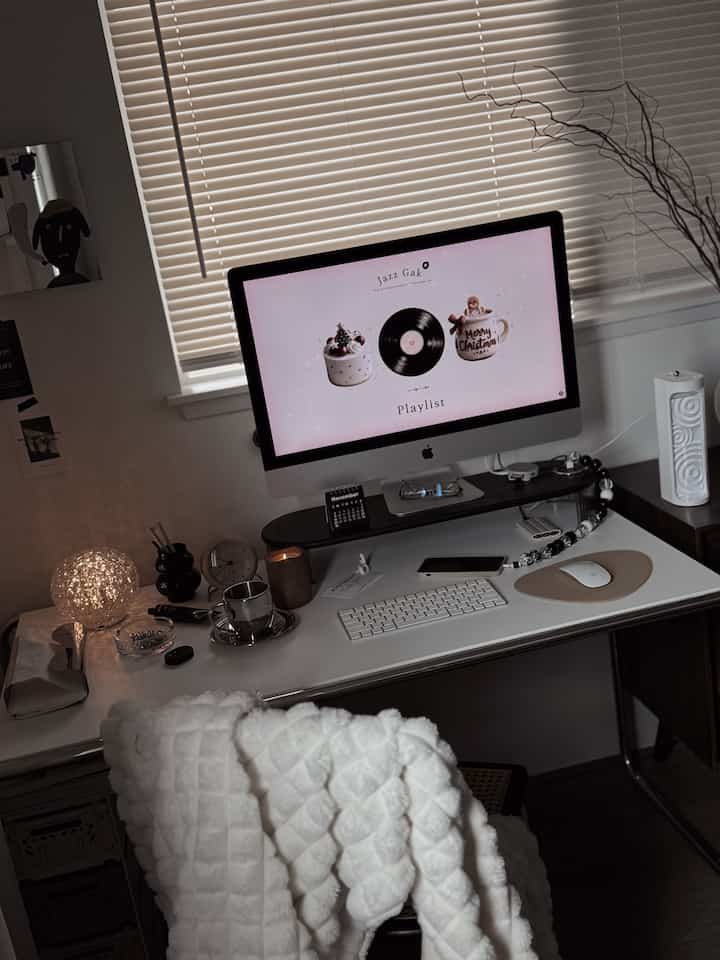 Lebih hangat dan nyaman — meja yang ditata ulang untuk menyambut musim dingin 🤍🤍

#meja #deskterior #desksetup #deskinspo #homeoffice #wfh #workplace #workspace #coffee #coffeecup #desklamp #lamp #candle #penholder #tissuecase #blanket #mousepad #monitorstand