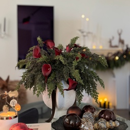 Christmas centerpiece ♥️
Not the usual red berries or poinsettias — something a little more unique!
Elevating the mood with timeless flowers in deep, elegant colors.
#ohouseglow #cozyconer #glowseason #homeinspiration 
#christmas #christmascenterpiece #centerpiece #winterdecor #vase #ribbon #holidaydecor #christmasseason #cozyholiday #winterstyling #holidaystyle #aesthetic #festivehome #christmasdecor 