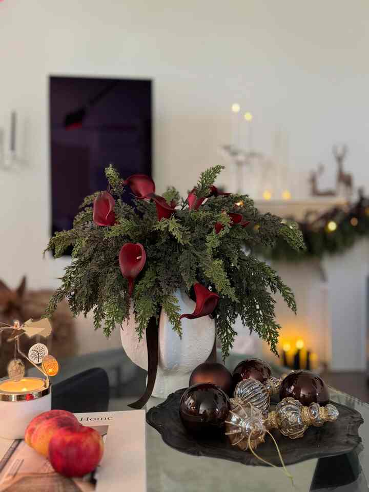 Christmas centerpiece ♥️

Not the usual red berries or poinsettias — something a little more unique!
Elevating the mood with timeless flowers in deep, elegant colors.

#ohouseglow #cozyconer #glowseason #homeinspiration 
#christmas #christmascenterpiece #centerpiece #winterdecor #vase #ribbon #holidaydecor #christmasseason #cozyholiday #winterstyling #holidaystyle #aesthetic #festivehome #christmasdecor 