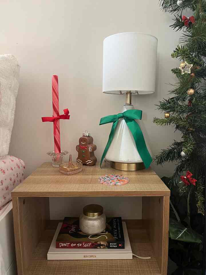 adding some seasonal decor doesnt have to break the bank! grab some ribbon in seasonal colors and tie it around already owned items #holidaybudget #bedroom #seasonaldecor 