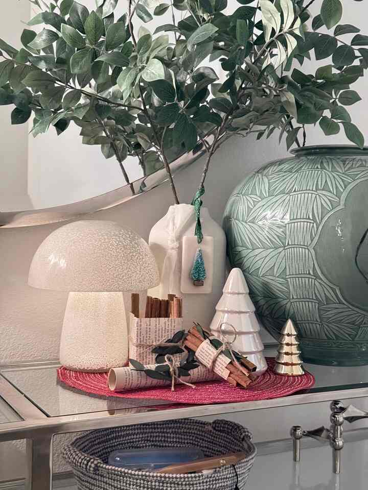 I’m quite surprised how strong and delightful this scented cinnamon candle smells! It’s definitely a showstopper too. Everyone that comes in all grabs and smells it 😂
.
.
.
#welcomechallenge #ohouseglow #ohousegrateful #ikeahack #entryway #welcome #homedecor #entrydecor #cozycorners