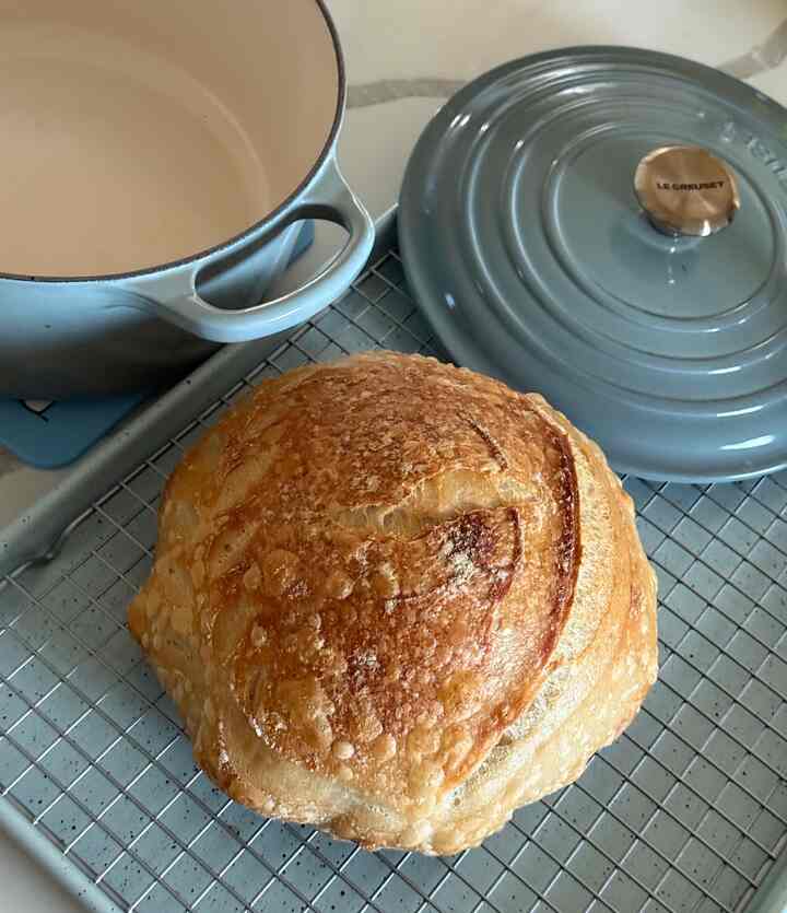 This Thanksgiving season, I was gifted a sourdough starter and have been practicing almost everyday! Baked total of 4 loafs, all were delicious but the last one definitely turned out the best ;) 
#homebaking #baking #sourdough #lecreuset
